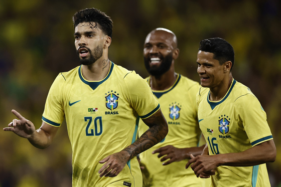 Lucas Paquetá (i), Igor Thiago (c) y Douglas Santos, de Brasil, celebran un gol en un partido amistoso previo al Mundial 2026 entre Brasil y Panamá en el estadio Maracaná, en Río de Janeiro (Brasil). EFE/ André Coelho