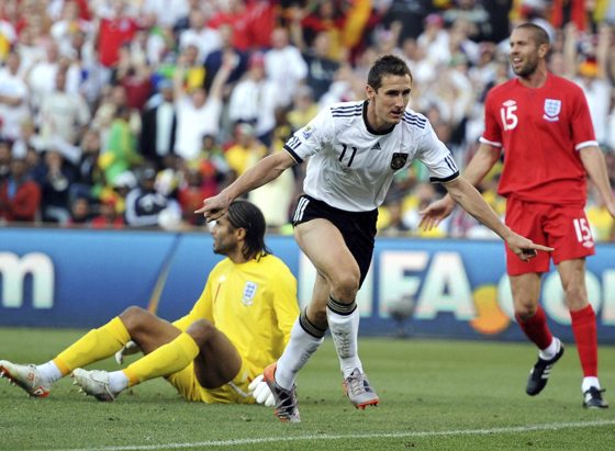 A 17 días del Mundial 2026: Las 17 victorias de Klose, un trono bajo el acecho de Messi Foto de archivo del Mundial 2010 del alemán Miroslav Klose (c). EPA/Bernd Weissbrod