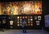 Fútbol y música se unen para representar la vida Una persona recorre las exposiciones "Tepito en la cancha" y "Dinastía Duende, 50 años: encontrando el oro al final del arcoíris" este miércoles, en Ciudad de México (México). EFE/Mario Guzmán