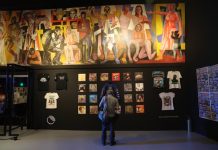 Fútbol y música se unen para representar la vida Una persona recorre las exposiciones "Tepito en la cancha" y "Dinastía Duende, 50 años: encontrando el oro al final del arcoíris" este miércoles, en Ciudad de México (México). EFE/Mario Guzmán
