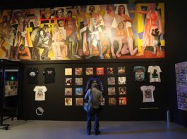 Una persona recorre las exposiciones "Tepito en la cancha" y "Dinastía Duende, 50 años: encontrando el oro al final del arcoíris" este miércoles, en Ciudad de México (México). EFE/Mario Guzmán