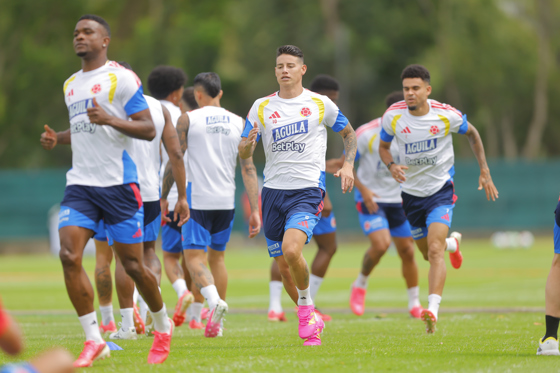 Con plantel completo, Colombia se alista para su debut mundialista en Ciudad de México El jugador de la selección de Colombia James Rodríguez, durante el entrenamiento de la selección de fútbol de Colombia este lunes en la Academia Atlas, ubicado en Zapopan, Jalisco (México).- EFE/ Francisco Guasco
