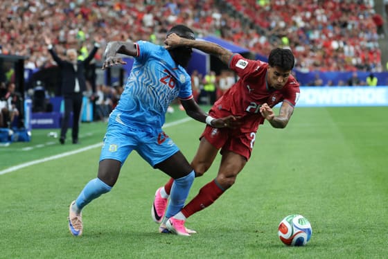 1-1. Portugal arranca con un palo El defensa de Portugal João Cancelo (d) disputa un balón ante el defensa de República Democrática del Congo Arthur Masuaku durante el partido del Grupo K del Mundial 2026 que disputan las selecciones nacionales de Portugal y República Democrática del Congo este miércoles, en el Estadio Houston (Texas). EFE/ Carlos Ramírez