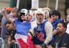 Knicks celebran campeonato en Manhattan. Aficionados de los Knicks de Nueva York animan este jueves, previo al desfile del equipo tras ser campeones de la NBA en Nueva York (Estados Unidos). EFE/ Ángel Colmenares