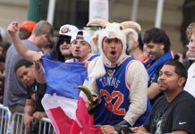 Knicks celebran campeonato en Manhattan. Aficionados de los Knicks de Nueva York animan este jueves, previo al desfile del equipo tras ser campeones de la NBA en Nueva York (Estados Unidos). EFE/ Ángel Colmenares