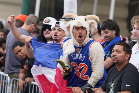 Nueva York amanece blindado por la celebración del anillo de los Knicks Aficionados de los Knicks de Nueva York animan este jueves, previo al desfile del equipo tras ser campeones de la NBA en Nueva York (Estados Unidos). EFE/ Ángel Colmenares