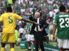 Javier “Vasco” Aguirre en busca de un zaguero. El seleccionador de México, Javier Aguirre, reacciona durante un partido del grupo A del Mundial de la FIFA 2026 entre México y Sudáfrica en el estadio Ciudad de México (México). EFE/ José Méndez