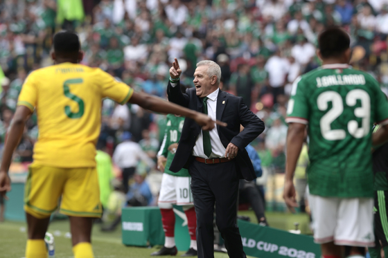 Aguirre busca el sustituto de César Montes para el partido contra Corea del Sur El seleccionador de México, Javier Aguirre, reacciona durante un partido del grupo A del Mundial de la FIFA 2026 entre México y Sudáfrica en el estadio Ciudad de México (México). EFE/ José Méndez