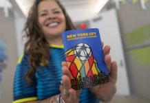 Pasaporte de Barrios de NYC para el Mundial 2026 Nathalia Aristizabal de la organización comunitaria Make the Road New York muestra el 'World Cup 26 NYC Neighborhood Passport', una iniciativa destinada a acercar a turistas y residentes a los barrios de la ciudad durante la Copa Mundial de Fútbol de 2026, este martes, en Nueva York (Estados Unidos). EFE/ Angel Colmenares