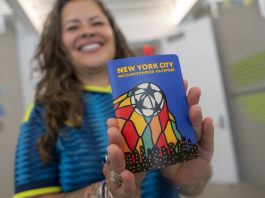 Nathalia Aristizabal de la organización comunitaria Make the Road New York muestra el 'World Cup 26 NYC Neighborhood Passport', una iniciativa destinada a acercar a turistas y residentes a los barrios de la ciudad durante la Copa Mundial de Fútbol de 2026, este martes, en Nueva York (Estados Unidos). EFE/ Angel Colmenares