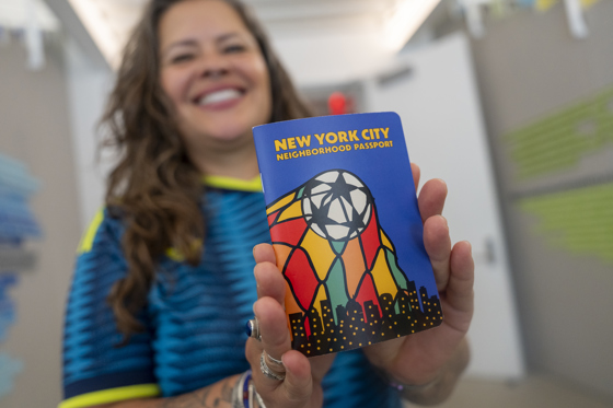 Nueva York lanza un "pasaporte de barrios" para descentralizar el Mundial de Fútbol 2026 Nathalia Aristizabal de la organización comunitaria Make the Road New York muestra el 'World Cup 26 NYC Neighborhood Passport', una iniciativa destinada a acercar a turistas y residentes a los barrios de la ciudad durante la Copa Mundial de Fútbol de 2026, este martes, en Nueva York (Estados Unidos). EFE/ Angel Colmenares