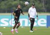 Ancelotti mueve sus fichas contra Haiti. El seleccionador de Brasil, Carlo Ancelotti (d), observa a Neymar durante en el centro de entrenamiento Columbia Park, este jueves en Morristown, New Jersey (EE.UU.). EFE/SEBASTIÃO MOREIRA
