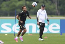 Ancelotti mueve sus fichas contra Haiti. El seleccionador de Brasil, Carlo Ancelotti (d), observa a Neymar durante en el centro de entrenamiento Columbia Park, este jueves en Morristown, New Jersey (EE.UU.). EFE/SEBASTIÃO MOREIRA