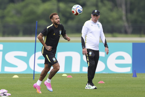 Ancelotti anuncia cambios contra Haití: "Podemos y tenemos que hacerlo mejor" El seleccionador de Brasil, Carlo Ancelotti (d), observa a Neymar durante en el centro de entrenamiento Columbia Park, este jueves en Morristown, New Jersey (EE.UU.). EFE/SEBASTIÃO MOREIRA