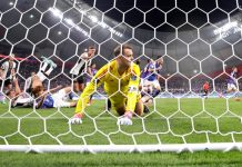Alemania frente al colapso mundialista. Manuel Neuer, en una foto de achivo tras encajar un gol en el Mundial de Catar 2022. EFE/EPA/Friedemann Vogel