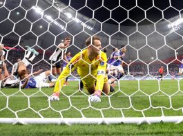 Manuel Neuer, en una foto de achivo tras encajar un gol en el Mundial de Catar 2022. EFE/EPA/Friedemann Vogel