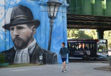 Argentina saluda a la distancia a Messi por su cumpleaños Una persona observa un mural de Lionel Messi, capitán y figura de la selección de Argentina, este miércoles en el barrio de Palermo, en Buenos Aires. EFE/ Matías Martin Campaya
