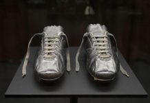 Museo mexicano estrena objetos de Pelé y Messi días del Mundial Fotografía de las botas del astro brasileño Edson Arantes do Nascimento "Pelé" que utilizó en la final del Mundial de 1970 exhibidos en la exposición 'Objetos de leyenda: momentos icónicos en la historia del fútbol' este mates, en el museo Jumex de la Ciudad de México (México). EFE/José Méndez