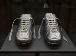 Museo mexicano estrena objetos de Pelé y Messi días del Mundial Fotografía de las botas del astro brasileño Edson Arantes do Nascimento "Pelé" que utilizó en la final del Mundial de 1970 exhibidos en la exposición 'Objetos de leyenda: momentos icónicos en la historia del fútbol' este mates, en el museo Jumex de la Ciudad de México (México). EFE/José Méndez