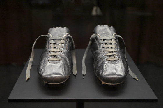 Fotografía de las botas del astro brasileño Edson Arantes do Nascimento "Pelé" que utilizó en la final del Mundial de 1970 exhibidos en la exposición 'Objetos de leyenda: momentos icónicos en la historia del fútbol' este mates, en el museo Jumex de la Ciudad de México (México). EFE/José Méndez