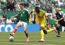 Fidalgo el cerebro de la selección mexicana Álvaro Fidalgo (d) de México disputa un balón con Sphephelo Sithole de Sudáfrica este jueves, durante un partido del grupo A del Mundial de la FIFA 2026 entre México y Sudáfrica en el estadio Ciudad de México (México). EFE/ José Méndez