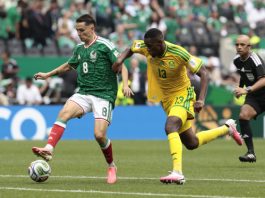 Fidalgo el cerebro de la selección mexicana Álvaro Fidalgo (d) de México disputa un balón con Sphephelo Sithole de Sudáfrica este jueves, durante un partido del grupo A del Mundial de la FIFA 2026 entre México y Sudáfrica en el estadio Ciudad de México (México). EFE/ José Méndez