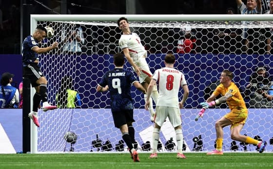 1-2. El campeón de 2022 se cita con España en la final Lautaro Martínz marca de cabeza en el partido de semifinales del Mundial de la FIFA 2026 entre Inglaterra y Argentina en el estadio Mercedes-Benz en Atlanta (Estados Unidos).EFE/EPA/RONALD WITTEK