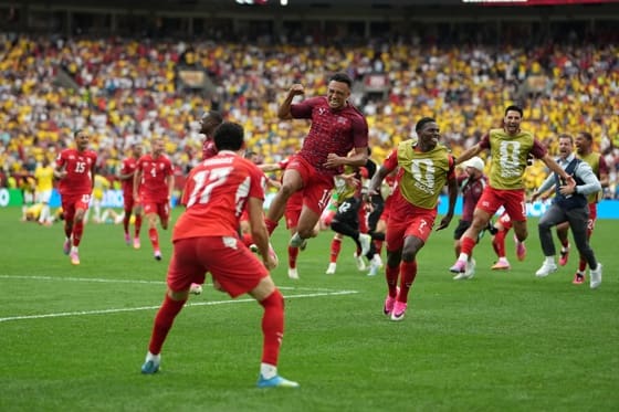 0-0. Suiza sentencia a Colombia y se las verá con Argentina en cuartos Ruben Vargas, de Suiza (C), celebra haber marcado el penalti decisivo junto a sus compañeros tras la tanda de penaltis del partido del Mundial de la FIFA 2026. EFE/EPA/BOB FRID