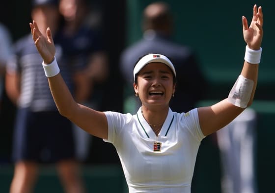 Eala despide a la campeona, Swiatek La filipina Alexandra Eala celebra la victoria ante la polaca Iga Swiatek en tercera ronda de Wimbledon en, Londres, Reino Unido. EFE/EPA/NEIL HALL