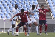 Costa Rica vence a Guatemala en Preolímpico de Concacaf Omar Bolaños (d) de Guatemala disputa el balón con Gabriel Sibaja de Costa Rica este viernes, en un partido del Campeonato Sub-20 de la Concacaf entre Guatemala y Costa Rica en el estadio Cuauhtémoc en Puebla (México). EFE/ Hilda Ríos