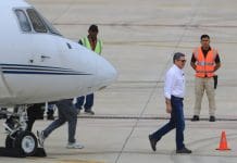Juan Orlando regresó a Honduras El expresidente hondureño Juan Orlando Hernández (c) (2014-2022) caminando este domingo, a su llegada al Aeropuerto Internacional de Palmerola en Comayagua (Honduras). EFE/ Gustavo Amador