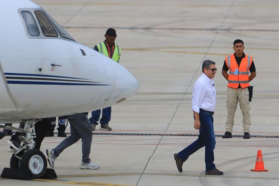 Juan Orlando Hernández vuelve a Honduras para enfrentar la Justicia tras indulto en EE.UU. El expresidente hondureño Juan Orlando Hernández (c) (2014-2022) caminando este domingo, a su llegada al Aeropuerto Internacional de Palmerola en Comayagua (Honduras). EFE/ Gustavo Amador