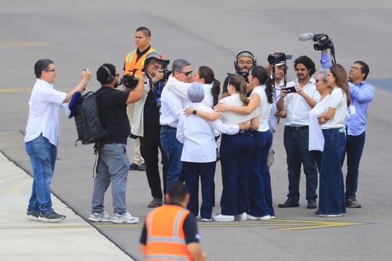 El expresidente hondureño Juan Orlando Hernández (5-i) (2014-2022) es recibido por sus familiares este domingo, a su llegada al Aeropuerto Internacional de Palmerola en Comayagua (Honduras). EFE/ Gustavo Amador
