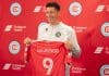El Chicago Fire con Lewandowski del Barcelona. El delantero polaco Robert Lewandowski muestra el dorsal que vestirá durante su presentación como jugador del Chicago Fire en Chicago (EE.UU.). EFE/Martín Murillo
