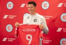 El Chicago Fire con Lewandowski del Barcelona. El delantero polaco Robert Lewandowski muestra el dorsal que vestirá durante su presentación como jugador del Chicago Fire en Chicago (EE.UU.). EFE/Martín Murillo