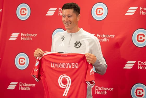 Lewandowski, en su presentación con el Chicago Fire: "Irme de Barcelona fue difícil" El delantero polaco Robert Lewandowski muestra el dorsal que vestirá durante su presentación como jugador del Chicago Fire en Chicago (EE.UU.). EFE/Martín Murillo