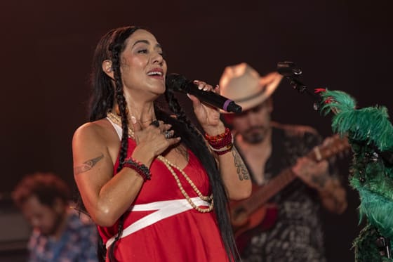Lila Downs recibe el premio La Mar de Músicas por toda una vida de mestizaje La cantante mexicana Lila Downs durante un momento del concierto que ha ofrecido dentro del marco del Festival La Mar de Músicas, este lunes en el Auditorio Paco Martín de Cartagena. EFE/Marcial Guillén