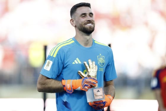 Los récords que deja el Mundial 2026 El portero español se llevó el premio de Guante de Oro al mejor arquero del Mundial 2026. EFE/EPA/WILL OLIVER
