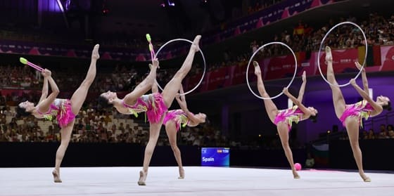 El conjunto español de gimnasia rítmica se ha proclamado este sábado campeón del mundo en el concurso completo en Fráncfort (Alemania) y sella el billete directo para los Juegos Olímpicos de Los Ángeles 2028. EFE/EPA/RONALD WITTEK