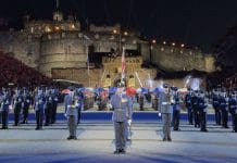Military Tattoo reúne a más de 800 artistas en el castillo de Edimburgo Más de 800 músicos, bailarines y miembros de formaciones militares de distintos países participan este agosto ante el castillo de Edimburgo en una nueva edición del Royal Edinburgh Military Tattoo, que combina tradición escocesa y espectáculo internacional ante unos 8.800 espectadores por función. EFE/Susana Blaya