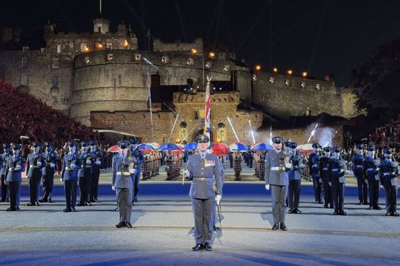 El Military Tattoo reúne a más de 800 artistas ante el castillo de Edimburgo Más de 800 músicos, bailarines y miembros de formaciones militares de distintos países participan este agosto ante el castillo de Edimburgo en una nueva edición del Royal Edinburgh Military Tattoo, que combina tradición escocesa y espectáculo internacional ante unos 8.800 espectadores por función. EFE/Susana Blaya