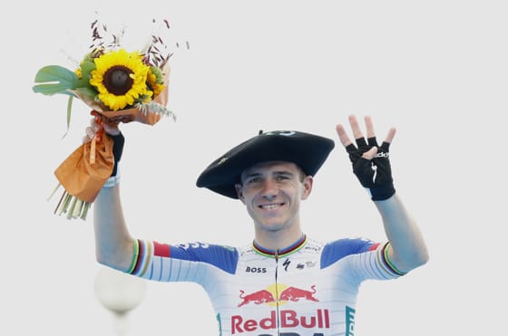 Evenepoel cumple los pronósticos y se impone a Carapaz en su cuarta Clásica San Sebastián El ciclista belga Remco Evenepoel ha logrado con autoridad adjudicarse este sábado la Clásica San Sebastián, la cuarta en su carrera, tras imponerse al sprint al ecuatoriano Richard Carapaz, su compañero de una escapada labrada en el último puerto de Murgil a menos de diez kilómetros de meta. EFE/Juan Herrero.
