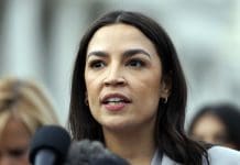 Alexandria Ocasio-Cortez para Presidenta! Fotografía de archivo en la que se captó a la congresista demócrata Alexandria Ocasio-Cortez, durante una rueda de prensa, a las afueras del Capitolio, en Washington DC (EE.UU.). EFE/Will Olíver