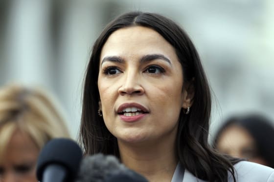 La demócrata Alexandria Ocasio-Cortez no descarta buscar la Presidencia de EE.UU. en 2028 Fotografía de archivo en la que se captó a la congresista demócrata Alexandria Ocasio-Cortez, durante una rueda de prensa, a las afueras del Capitolio, en Washington DC (EE.UU.). EFE/Will Olíver