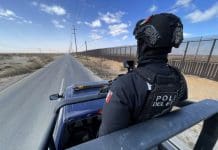 Cae la Tía traficante de inmigrantes. Un integrante de la policía estatal durante un operativo en la frontera en Ciudad Juárez (México). Fotografía de archivo. EFE/ Luis Torres