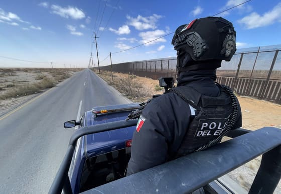 Detienen en México a presuntos traficantes de migrantes que operaban con túneles a EEUU Un integrante de la policía estatal durante un operativo en la frontera en Ciudad Juárez (México). Fotografía de archivo. EFE/ Luis Torres