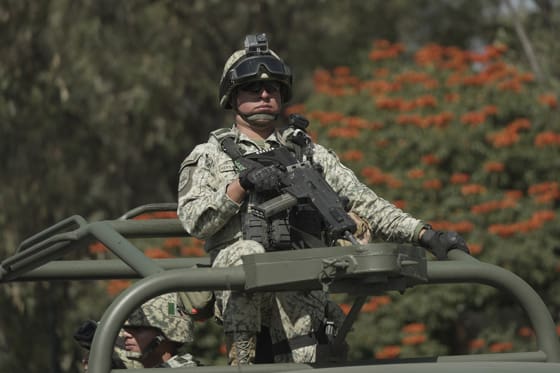 México envía 1.557 militares a zona aguacatera tras cierre de exportaciones a EE.UU. Integrantes de la Guardia Nacional llegan a Morelia, en el estado de Michoacán (México). Imagen de archivo. EFE/ Iván Villanueva