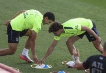 Atlético contra Villareal. Julián Álvarez (d), junto al mexicano Obed Vargas, durante el entrenamiento de este sábado. EFE/ Kiko Huesca