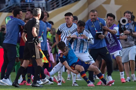 Fotografía del pasado 19 de julio, en la que puede verse al argentino Leandro Paredes (c) empujando al español Gavi (c-abajo) al finalizar el partido de la final del Mundial de la FIFA 2026 entre España y Argentina en el estadio MetLife en Nueva Jersey (Estados Unidos). EFE/ Angel Colmenares