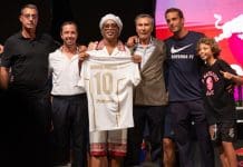 Ronaldinho en Italia Ronaldo de Assis Moreira 'Ronaldinho' posa con la camiseta del Ravenna durante el acto de presentación. EFE/EPA/FABRIZIO ZANI/PASQUALE BOVE